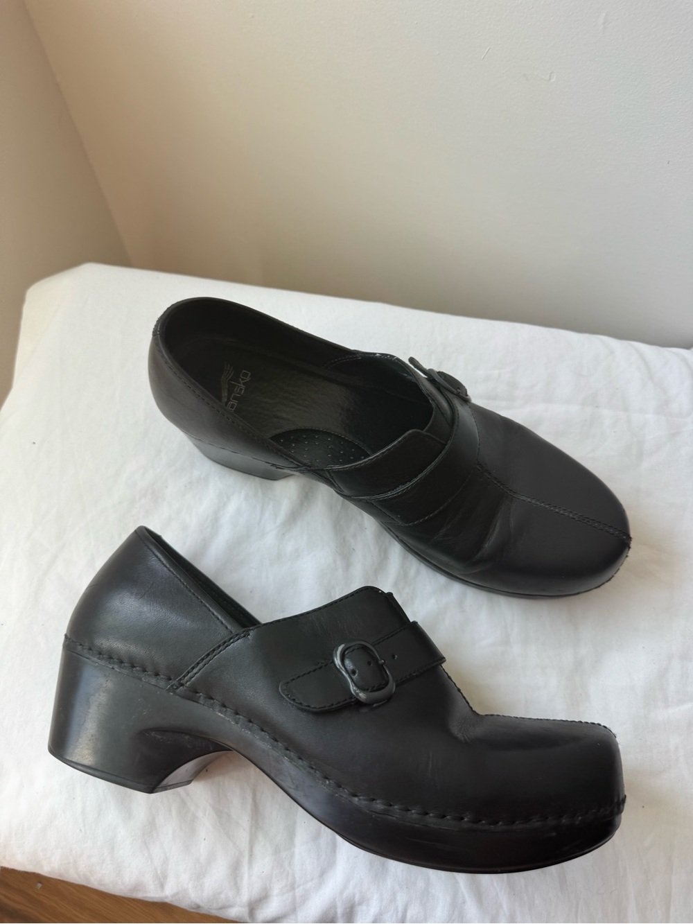 Dansko Tamara Black Leather Clogs with a Buckle Accent. Size 42 USA 11.5-12
